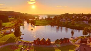 Sjöbodarna i aftonsol sommar 26